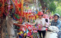 Phố Hàng Mã rục rịch mùa Trung thu: Hàng Trung Quốc vắng bóng, lồng đèn truyền thống lên ngôi