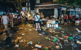 Chùm ảnh: Chợ Trung thu truyền thống ở Hà Nội ngập trong rác thải sau đêm Rằm tháng 8
