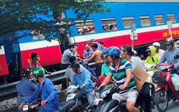 Tàu hỏa va chạm xe máy khiến nhiều phố Hà Nội tắc kéo dài
