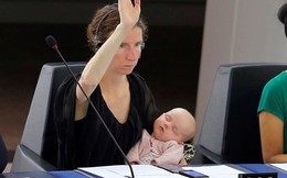 Ảnh: Các nữ nghị sĩ chăm con nhỏ giữa Nghị viện châu Âu và LHQ