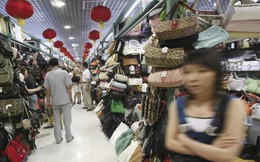 Vì sao chiến tranh thương mại Mỹ Trung càng leo thang, các chủ shop hàng giả, hàng nhái ở Bắc Kinh càng kiếm đậm, thu nhập tới hàng nghìn USD mỗi tháng?