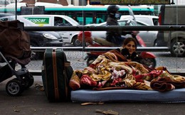 Một Paris rất khác: Không có ánh hào quang hoa lệ, người vô gia cư sống vạ vật, lay lắt trên những con phố bẩn thỉu ngập ngụa rác