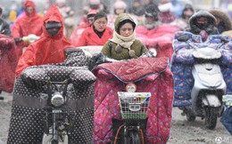 Cảnh tượng lạnh đầy khắc nghiệt tại Trung Quốc: Chị em phụ nữ quấn chăn, bịt kín lái xe máy đi làm