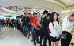 Hàng trăm người xếp hàng mua sản phẩm Xiaomi tại cửa hàng Mi Store đầu tiên tại Việt Nam