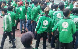 Hàng trăm tài xế GrabBike ở Sài Gòn tắt ứng dụng, kéo đến trụ sở công ty để phản đối việc tăng chiết khấu