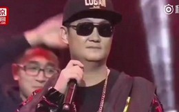 CEO Pony Ma của Tencent gây tranh cãi vì diện đồ hip-hop lên sân khấu để hát nhạc... sến