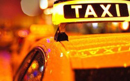 Bắt taxi về nhà sau giờ tăng ca muộn, chàng trai bất ngờ nhận được 1 thứ quý giá từ tài xế