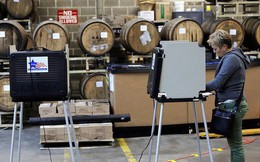 Cuộc bầu cử "đậm chất Mỹ": Đến hầm bia, bể bơi, tiệm giặt là cũng trở thành nơi bỏ phiếu
