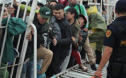 Sáng chủ nhật kinh hoàng: fan mua vé AFF Cup 2018 đẩy đổ hàng rào sân Mỹ Đình