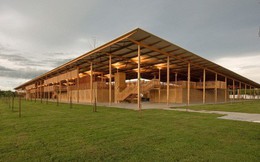 Ngôi trường làm từ gỗ và gạch bùn trong rừng nhiệt đới Brazil giành giải kiến trúc xuất sắc nhất thế giới 2018