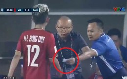 Tiết lộ mẩu giấy "nhắc bài" thầy Park đưa cho Hồng Duy trong trận đấu với Campuchia
