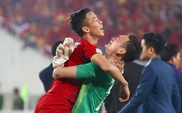 Vô địch AFF Cup 2018, thủ thành Văn Lâm bật khóc rưng rức khi ăn mừng cùng Quế Ngọc Hải