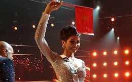 H'Hen Niê hạnh phúc cầm cao cờ Tổ quốc trên sân khấu chung kết Miss Universe 2018