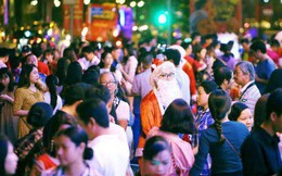 Tranh thủ cuối tuần, người Sài Gòn và Hà Nội ùn ùn đổ lên trung tâm để vui chơi trước thềm Giáng sinh