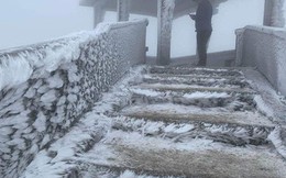 Băng tuyết phủ trắng nhà cửa, xe cộ ở đỉnh Mẫu Sơn