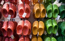 Hãng dép xốp "vạn người mê" Crocs: Từ một "zombie" lỗ chổng vó, nợ như Chúa Chổm, đã lội ngược dòng ngoạn mục với doanh thu 1 tỷ USD, khiến trẻ con, người lớn, doanh nhân, siêu mẫu đều thích mê!