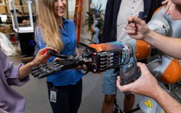 Công ty được Microsoft mua lại giá gần 1 tỷ USD, Elon Musk từng tham gia sáng lập: Thiết kế bàn tay robot tự học cách chơi rubik, kỳ vọng robot tương lai "trông giống con người"