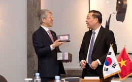 Điện thoại Vsmart Live được sử dụng để làm quà tặng cho Bộ trưởng Hàn Quốc