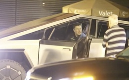 Toang rồi: Elon Musk lái Cybertruck đi ăn tối về xong đâm đổ luôn cọc tiêu giao thông