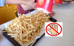 Cựu nhân viên phục vụ lý giải vì sao không nên ăn fast-food trực tiếp từ khay đựng của nhà hàng, lót giấy bên trên thậm chí còn nguy hại hơn!