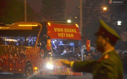 Xe buýt đưa đoàn thể thao Việt Nam rời sân bay Nội Bài, hàng trăm CĐV đứng 2 bên vẫy tay chào đón nồng nhiệt