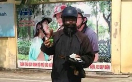 Hà Nội xuất hiện đối tượng mặc đồ đen cầm tiền lẻ và đồ chơi đứng trước cổng trường rất đáng nghi, phụ huynh hết sức cảnh giác