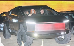 Tận dụng "của nhà trồng được", Elon Musk lái Cybertruck ra ngoài ăn tối cùng bạn bè