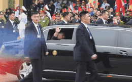 [VIDEO] Cận cảnh Chủ tịch Triều Tiên Kim Jong-un kéo cửa kính xe bọc thép vẫy chào người dân Việt Nam