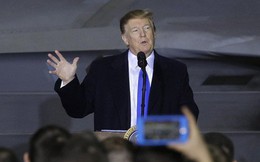 Sau buổi họp báo giữa đêm của Triều Tiên, ông Trump có bài phát biểu "bất thường" trên đường trở về Mỹ