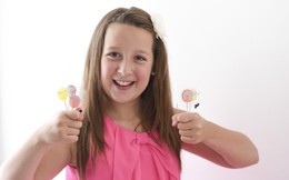 Được mời kẹo mút, cô bé 7 tuổi khởi nghiệp với công ty sản xuất kẹo tốt cho sức khỏe mang về doanh thu triệu đô