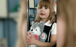 Sởn da gà đoạn clip bé gái 6 tuổi ôm gấu bông thẫn thờ nhẩm theo bài hát kỳ dị: 'Momo sẽ giết bạn'