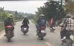 CLIP: Suốt 30 km đường dốc, nhóm phượt thủ cười đùa, dàn hàng ngang không cho ô tô vượt