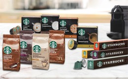 Mọi người đang uống Starbucks bên ngoài cửa hàng Starbucks nhiều hơn và có một công ty khác đang hạnh phúc với điều này