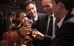 Bi hài chuyện đàm phán kinh doanh: Người Âu Tây có thể uống bia và đứng liên tục từ 18-21h, rồi mới ngồi vào bàn ăn tối