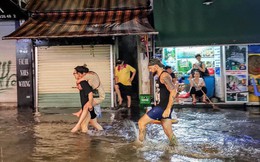 Hà Nội mưa lớn dịp nghỉ lễ 30/4-1/5, nhiều tuyến phố biến thành "sông", khách Tây lội bì bõm