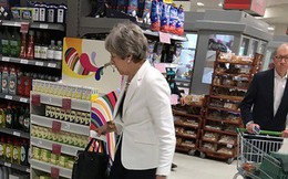 Sau tuyên bố từ chức, thủ tướng Anh thoải mái đi siêu thị cùng chồng