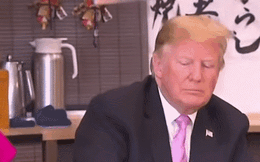 TT Trump "gây bão" với biểu cảm thú vị: Nhận thức ăn bằng 1 tay, "ném cái nhìn sắc lẹm" về đầu bếp Nhật Bản