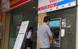 Sững sờ vì thẻ ATM đang bị ngân hàng tận thu quá nhiều loại phí