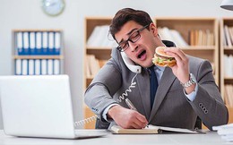 Ăn tại bàn làm việc đối mặt với nguy cơ suy dinh dưỡng