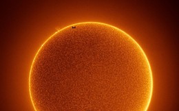 Ấn tượng với bức ảnh chụp trạm không gian ISS như chú ong tí hon trước hoa hướng dương Mặt trời khổng lồ
