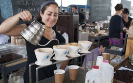 Từ nghệ sĩ thổi kèn bán cà phê xe đẩy trở thành nhà sáng lập tập đoàn trị giá 700 triệu USD phục vụ cà phê đặc sản "sang chảnh" hơn cả Starbucks