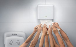 Giấy vệ sinh vs Máy sấy tay: Cuộc đại chiến không hồi kết trong toilet