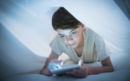 Kỹ năng số 1 chuyên gia ĐH Stanford khuyên dạy nếu muốn trẻ thông minh, nhưng ít cha mẹ nào làm được: Phụ huynh Việt hay cho con chơi iPad, iPhone nên biết!