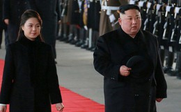 Tại sao nhà lãnh đạo Triều Tiên Kim Jong-un mặc áo khoác đen, đội mũ đen khi đến Bắc Kinh?
