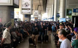 Biển người đón Việt kiều về quê ăn Tết ở sân bay Tân Sơn Nhất