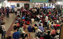 Hàng nghìn người vật vờ ở ga Sài Gòn sau sự cố tàu SE1 trật bánh