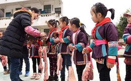 Các trường học Trung Quốc thi nhau tặng thịt lợn, chân giò cho học sinh xuất sắc để ăn Tết Kỷ Hợi