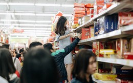 "Choáng" với cảnh siêu thị ở Hà Nội kín đặc người ngày cuối năm, khách trèo lên cả kệ hàng để mua sắm