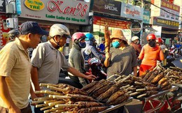 TPHCM: Đổ xô mua cá lóc nướng ngày vía Thần Tài