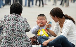 Trung Quốc: Các cặp đôi không đủ khả năng tài chính để sinh con thứ hai do chi phí để nuôi dạy quá cao, thậm chí phải hối lộ cho bác sĩ để có được sự chăm sóc chu đáo nhất cho con